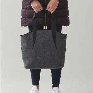 lululemon all day tote mini- grey/black